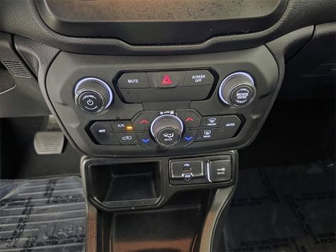 Certified 2019 Jeep Renegade Latitude image 24