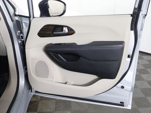 Used 2024 Chrysler Pacifica Limited FWD image 27