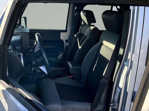 Used 2010 Jeep Wrangler Unlimited Sahara image 3