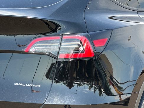 Used 2022 Tesla Model Y Long Range AWD/4WD image 26