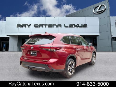 Used 2021 Toyota Highlander XLE AWD/4WD image 4