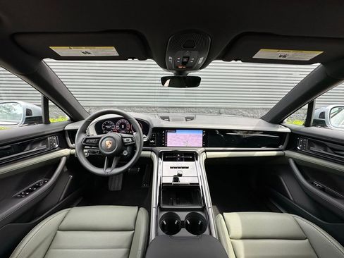 Used 2025 Porsche Panamera RWD image 31