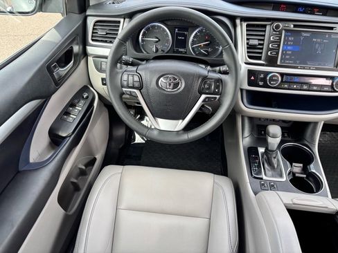 Used 2019 Toyota Highlander XLE w/ Carpet Mat Package (TMS) image 13