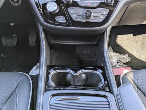 New 2026 Chrysler Pacifica Limited FWD image 17