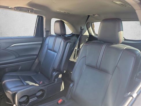 Used 2019 Toyota Highlander SE image 14
