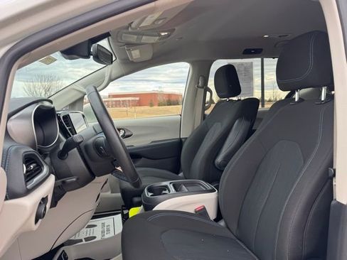 Used 2021 Chrysler Pacifica Touring w/ Uconnect Theater Family Group image 6