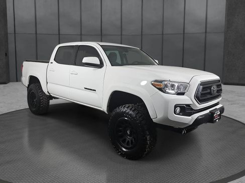 Used 2021 Toyota Tacoma SR5 AWD/4WD image 3
