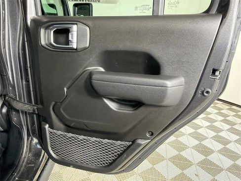 Used 2023 Jeep Gladiator Willys image 17