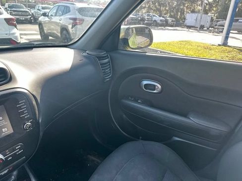 Used 2018 Kia Soul + FWD image 13