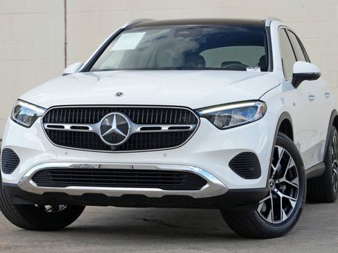 Used 2025 Mercedes-Benz GLC 350e 4MATIC image 3
