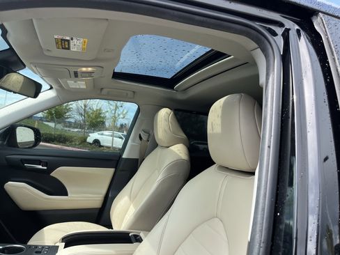 Used 2023 Toyota Highlander XLE AWD/4WD image 18