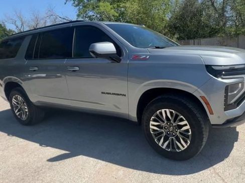 Used 2025 Chevrolet Suburban Z71 image 2