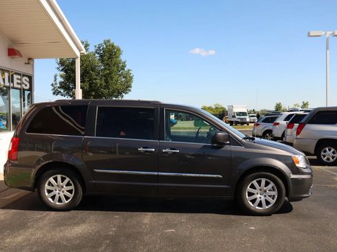 Used 2015 Chrysler Town & Country Touring w/ Driver Convenience Group FWD image 4