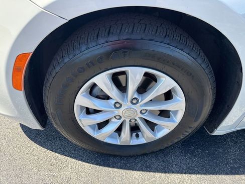 Used 2017 Chrysler Pacifica Touring-L FWD image 23