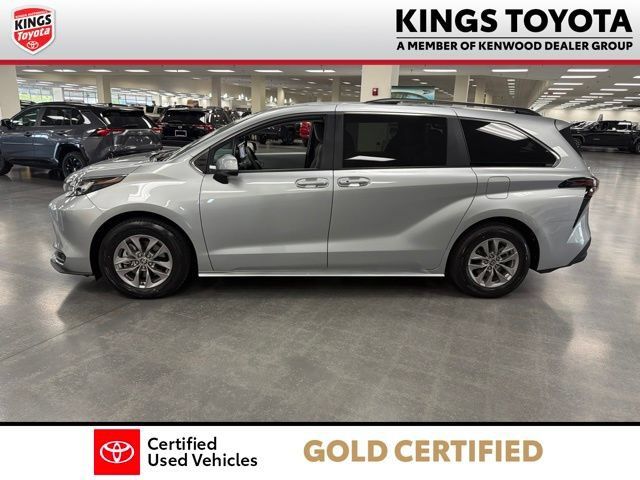 Used 2025 Toyota Sienna LE AWD/4WD image 5