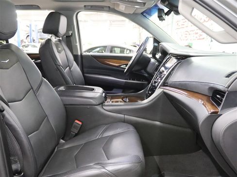 Used 2019 Cadillac Escalade Luxury image 16