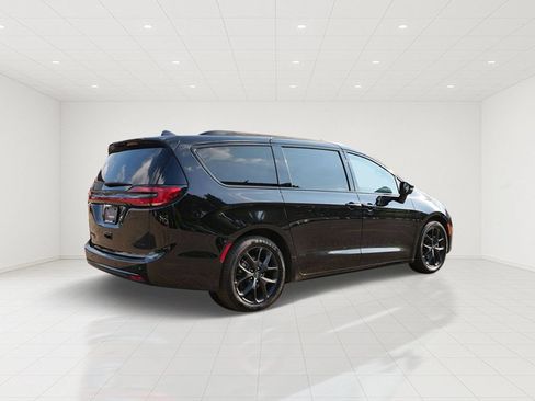 Used 2025 Chrysler Pacifica Limited FWD image 6