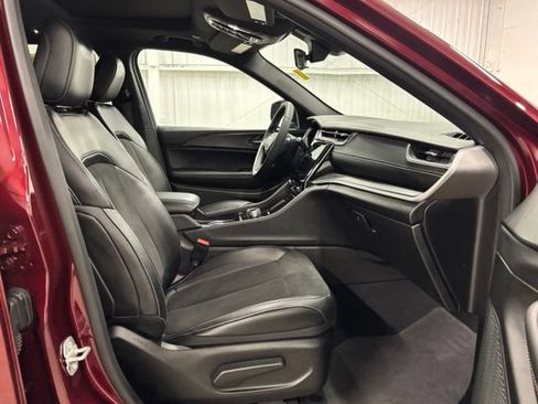 Used 2025 Jeep Grand Cherokee Altitude RWD image 22