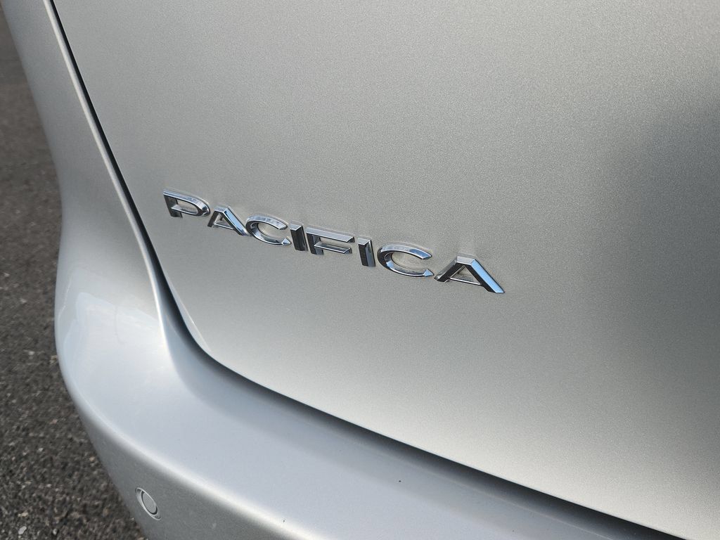 Used 2024 Chrysler Pacifica Touring-L FWD image 12