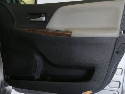 Used 2015 Toyota Sienna Limited FWD image 22