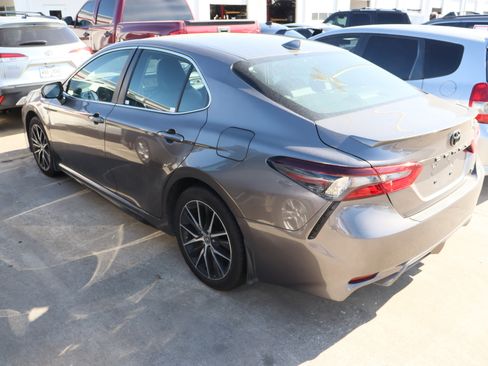 Used 2024 Toyota Camry SE image 6
