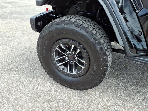 Used 2025 Jeep Wrangler Unlimited Rubicon AWD/4WD image 9
