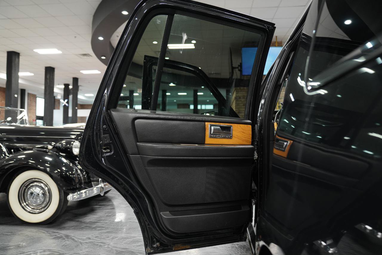 Used 2012 Lincoln Navigator 4WD image 24