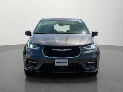Used 2022 Chrysler Pacifica Touring-L FWD image 2