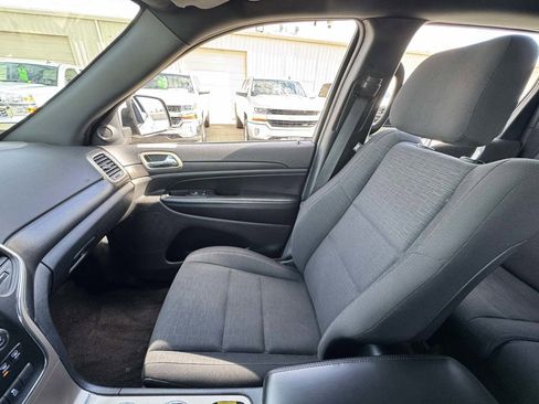 Used 2017 Jeep Grand Cherokee Laredo image 32