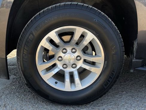 Used 2018 Chevrolet Suburban LT w/ Luxury Package image 17