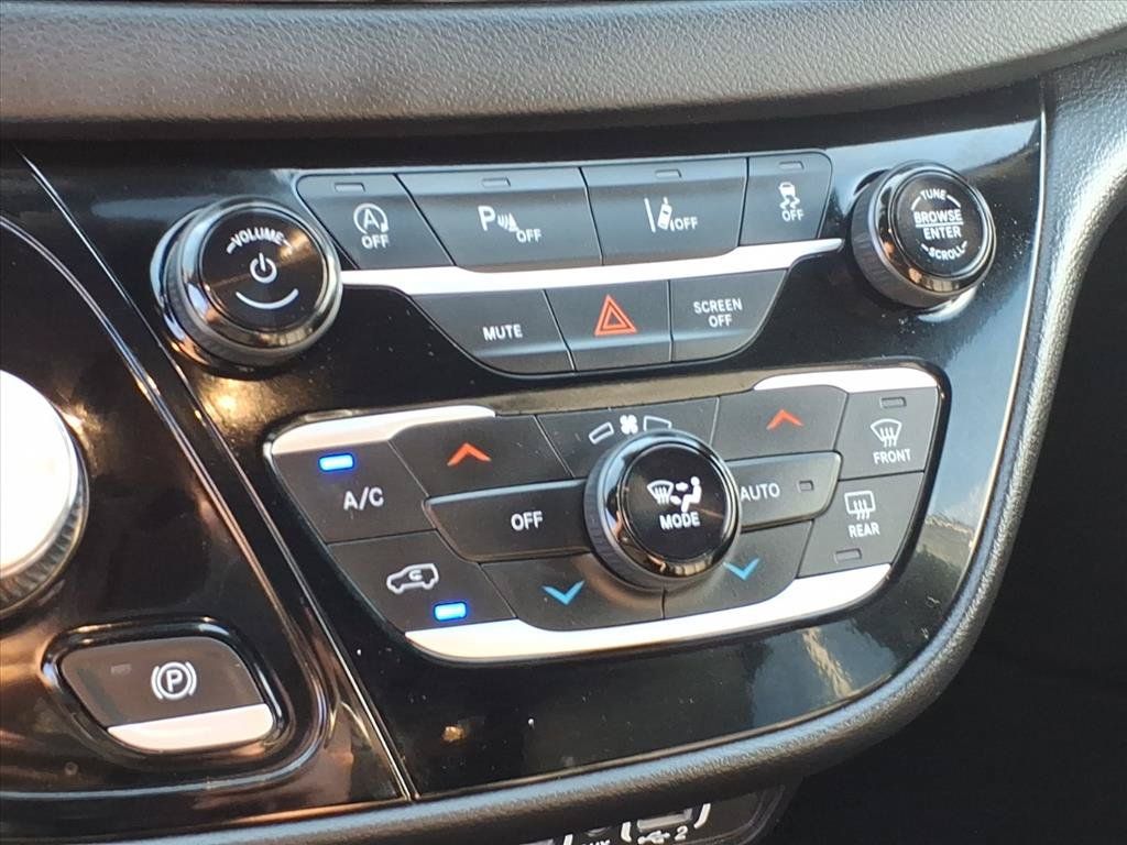 Used 2025 Chrysler Pacifica Select FWD image 30