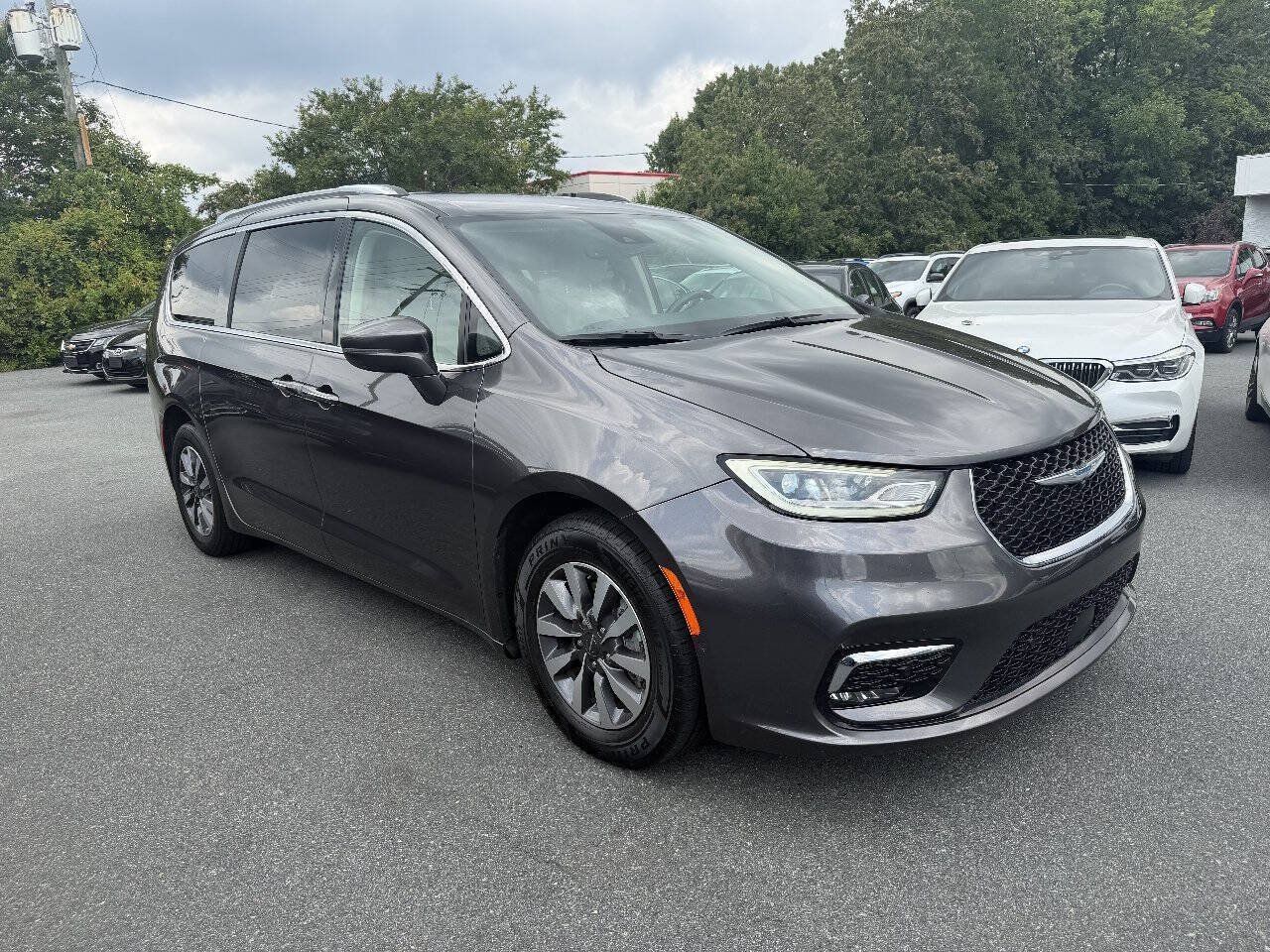 Used 2021 Chrysler Pacifica Touring-L FWD image 3