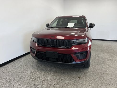 Used 2024 Jeep Grand Cherokee Altitude image 3