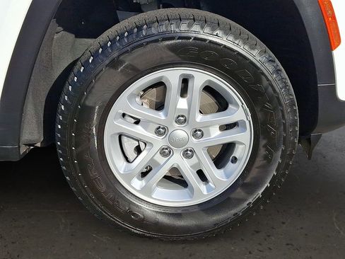 Used 2023 Jeep Grand Cherokee Laredo image 9