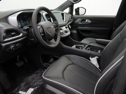 New 2026 Chrysler Pacifica Limited image 17