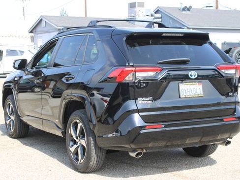 Used 2021 Toyota RAV4 SE w/ Weather & Moonroof Package AWD/4WD image 3