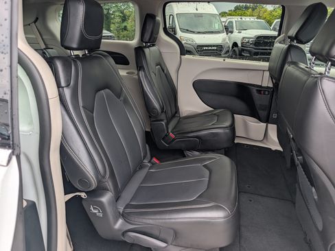Used 2023 Chrysler Pacifica Touring-L FWD image 11