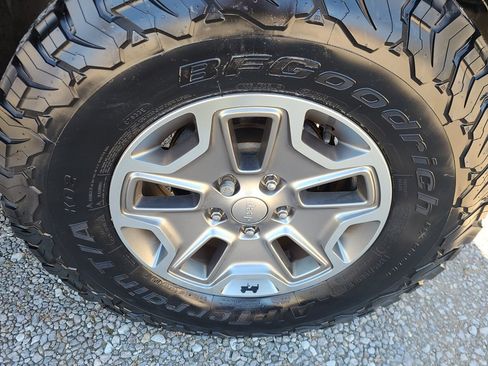 Used 2016 Jeep Wrangler Unlimited Rubicon w/ Connectivity Group image 7