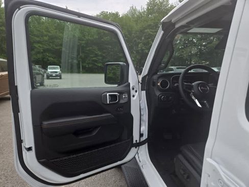 New 2026 Jeep Wrangler Unlimited Sahara AWD/4WD image 11