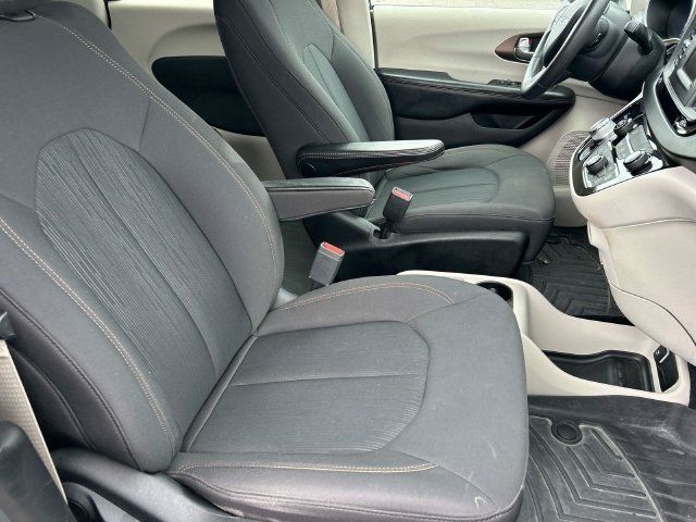 Used 2017 Chrysler Pacifica LX FWD image 23