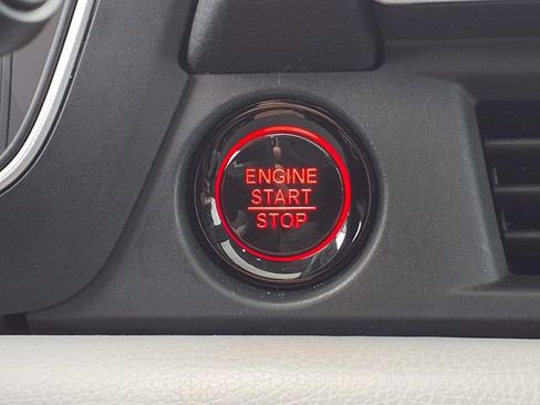 Used 2025 Honda Pilot Elite image 11