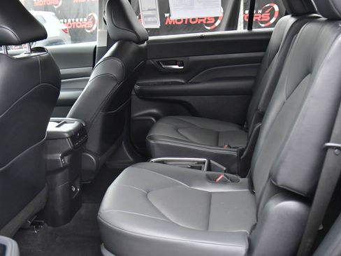 Used 2025 Toyota Grand Highlander AWD image 41