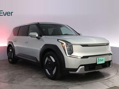 Used 2024 Kia EV9 Light Long Range RWD image 13