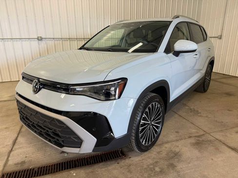 Certified 2025 Volkswagen Taos SE w/ Panoramic Sunroof Package image 6