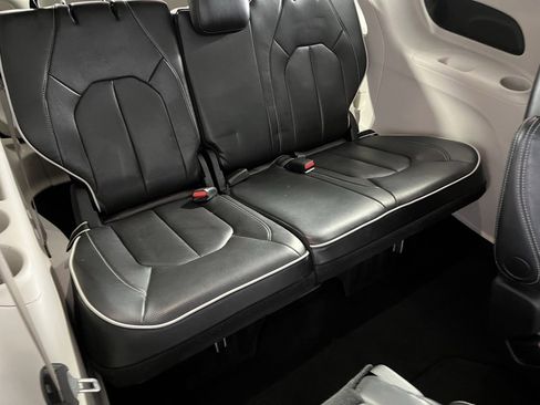 Certified 2024 Chrysler Pacifica Limited image 32