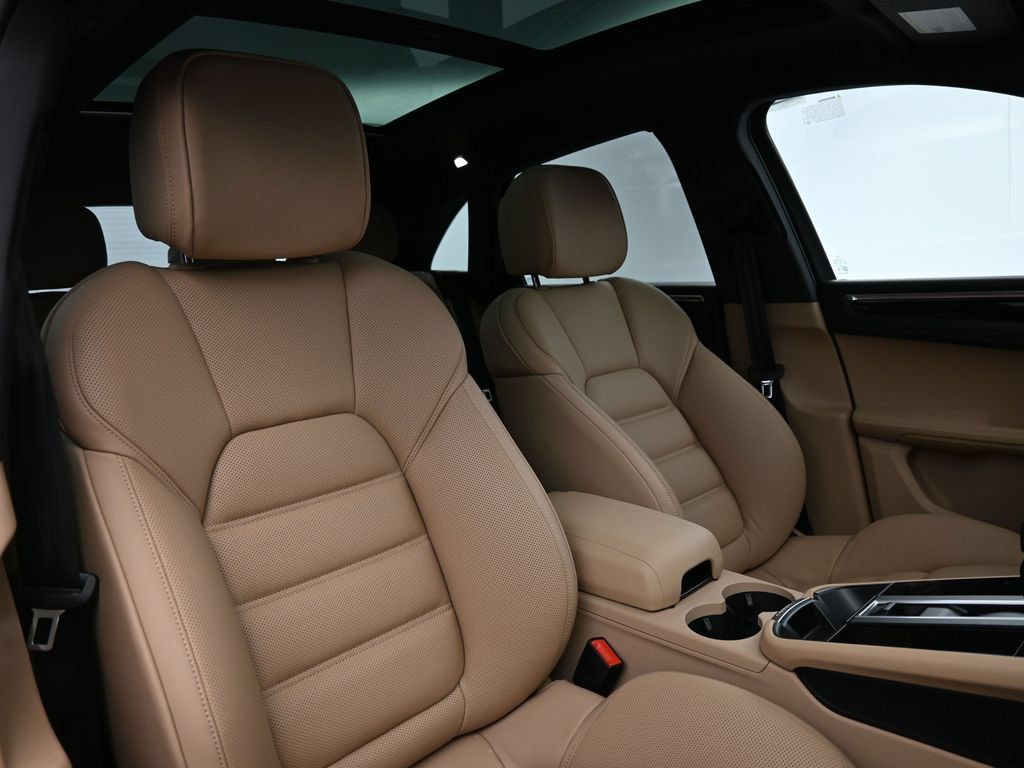 Certified 2026 Porsche Macan AWD/4WD image 31