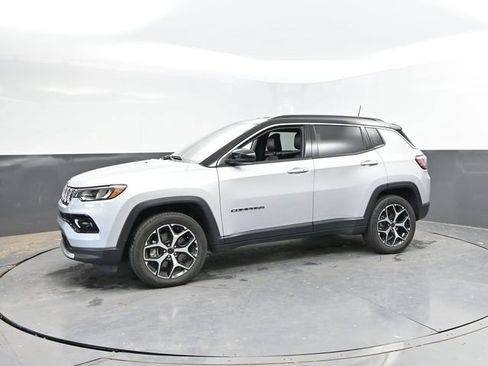 Used 2025 Jeep Compass Limited AWD/4WD image 9