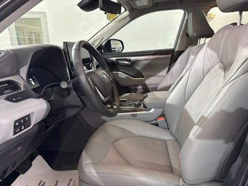 Used 2025 Toyota Highlander Platinum AWD/4WD image 19
