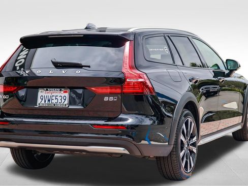Certified 2026 Volvo V60 B5 Cross Country Ultra w/ Climate Package AWD/4WD image 8
