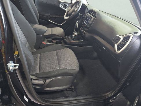Used 2025 Kia Soul LX w/ LX Technology Package FWD image 10
